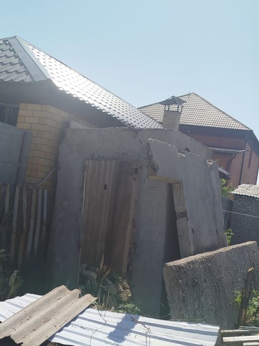 Отдам бесплатно плиты разных размеров.