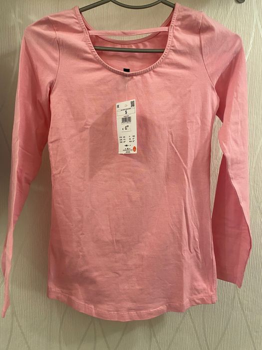 Тениски нови и дънки.