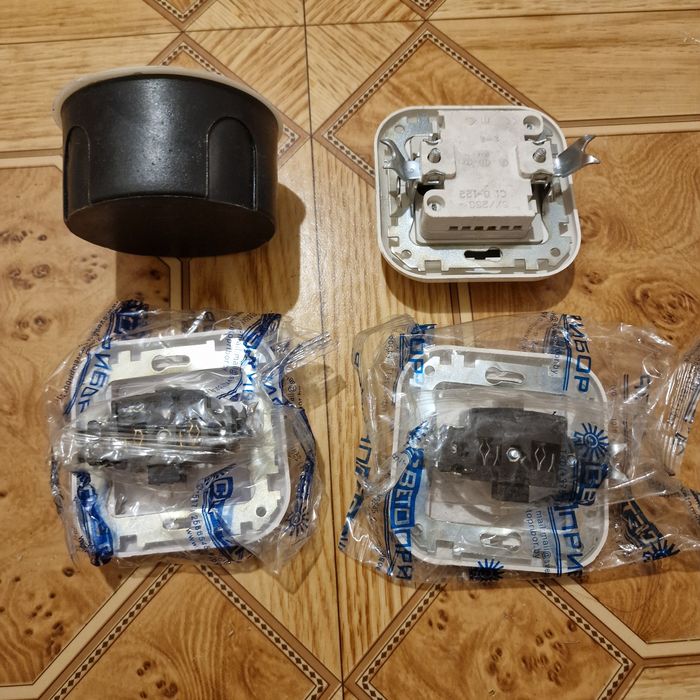 Розетки, выключатель и распредкоробка