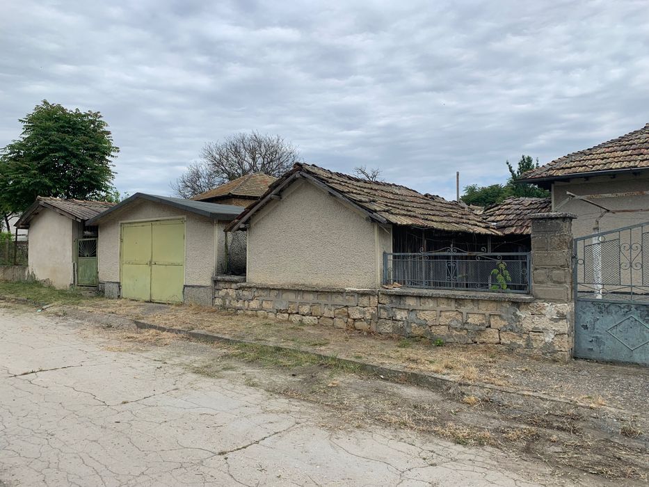 Къща с двор  с. Брестак, обявата е от собственик
