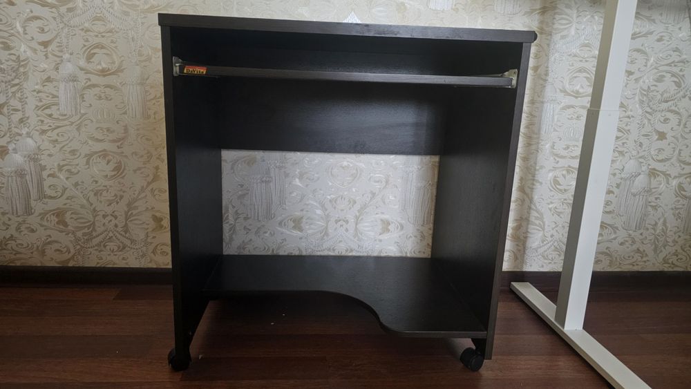 Стол компьютерный компактный мобильный