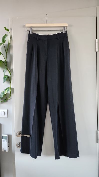 Модерен панталон с басти с вълна, висок клас изработка