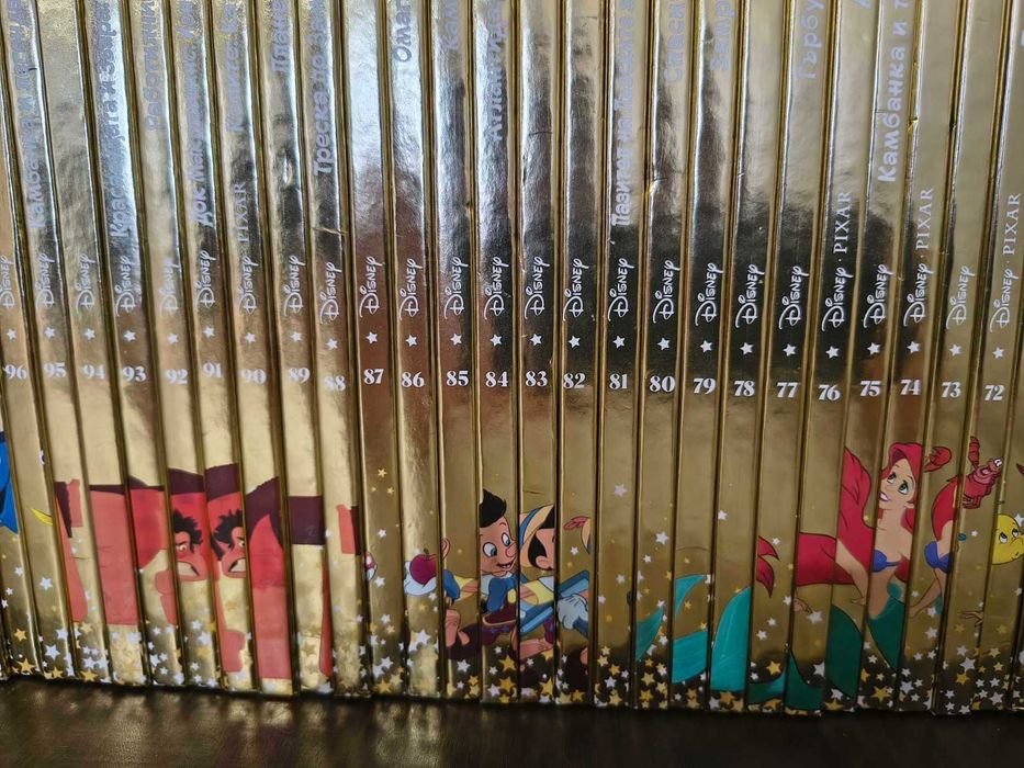 Продавам книжки на Дисни