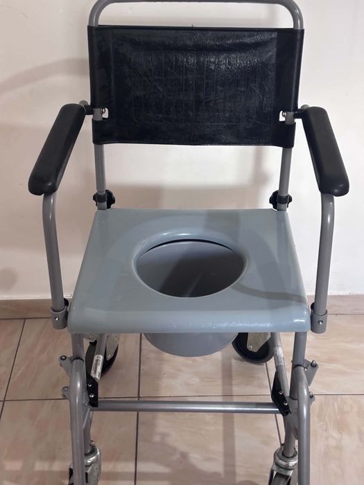 Scaun cu rotile și WC second pentru persoane cu dizabilități