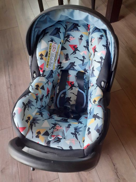 Кошче за кола Maxi Cosi adorra с база + подарък огледало