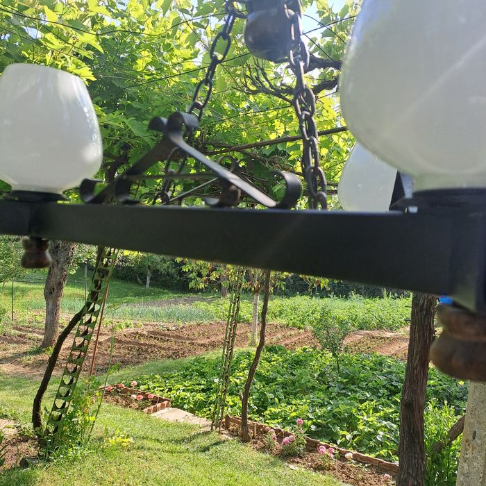 Полилей от ковано желязо и дърво