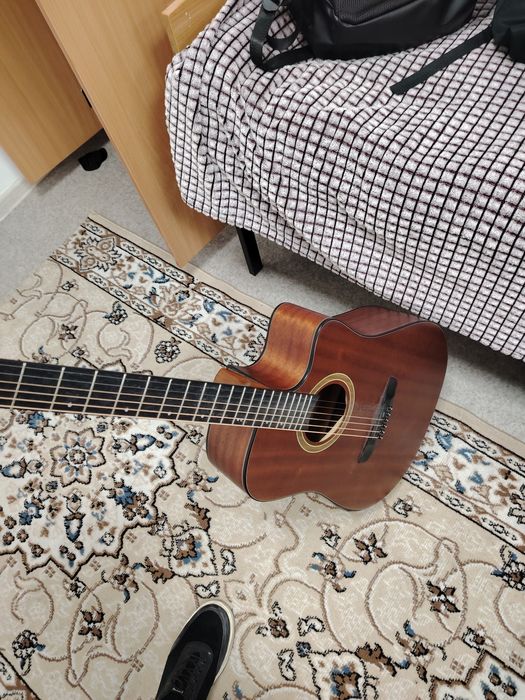 Продаю гитару купил её 2 месяца назад