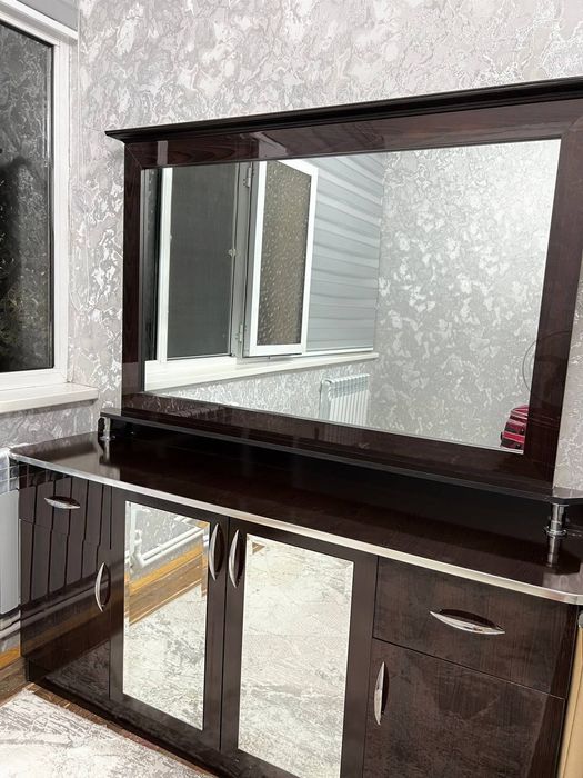 Зеркальная тумба для спальни — стильная и вместительная