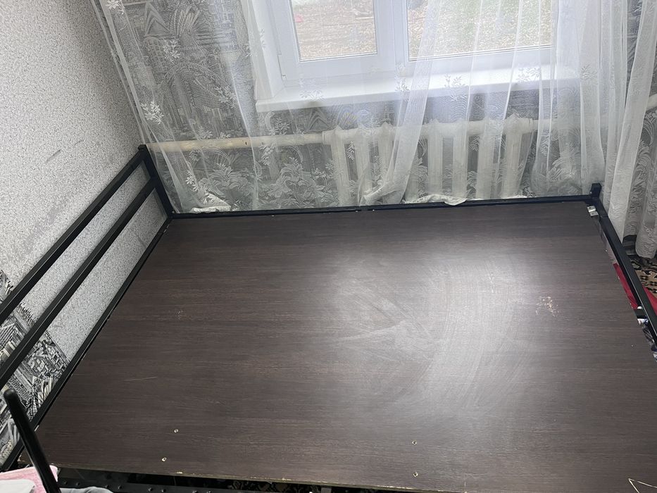 Кровать,полуторка без матраса