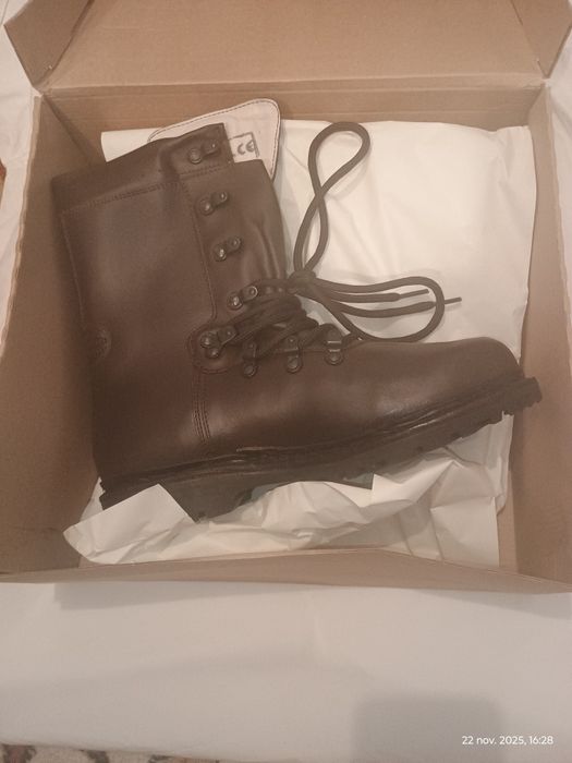 Vînd bocanci militari