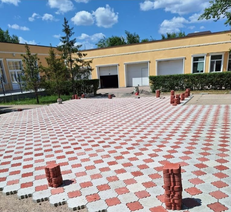 Тротуарная плитка, брусчатка, накрывочный материал.