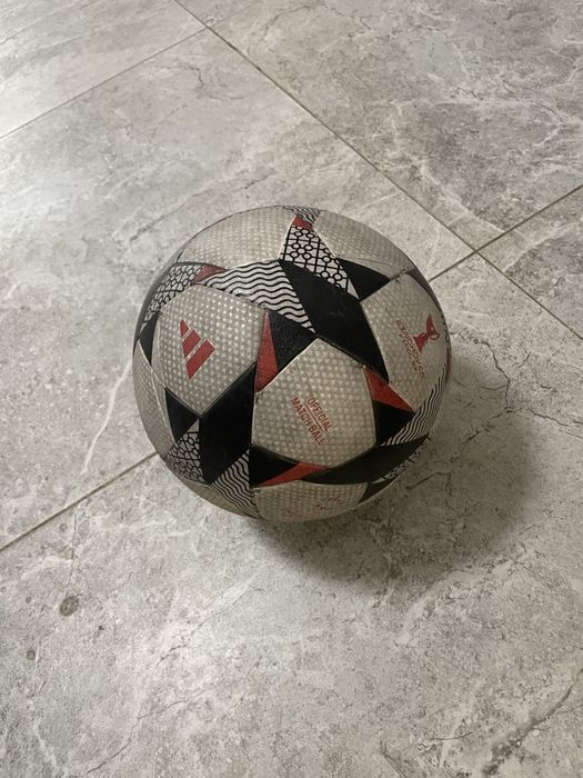 Футбольный мяч adidas