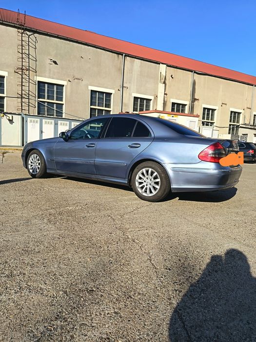 Vând Mercedes E 220
