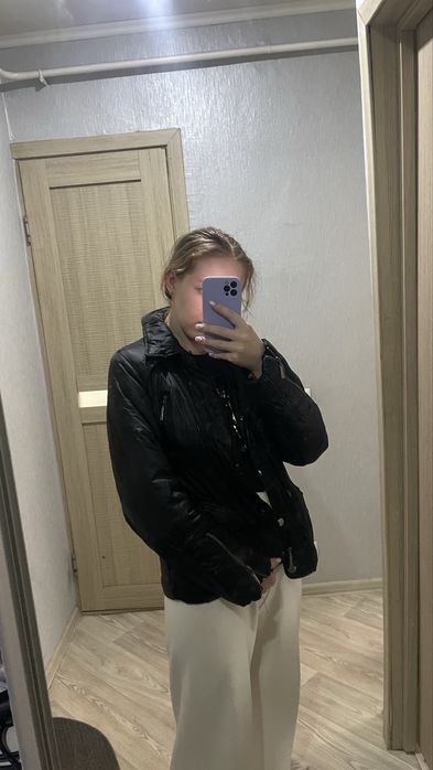 Продам весенние куртки 1000