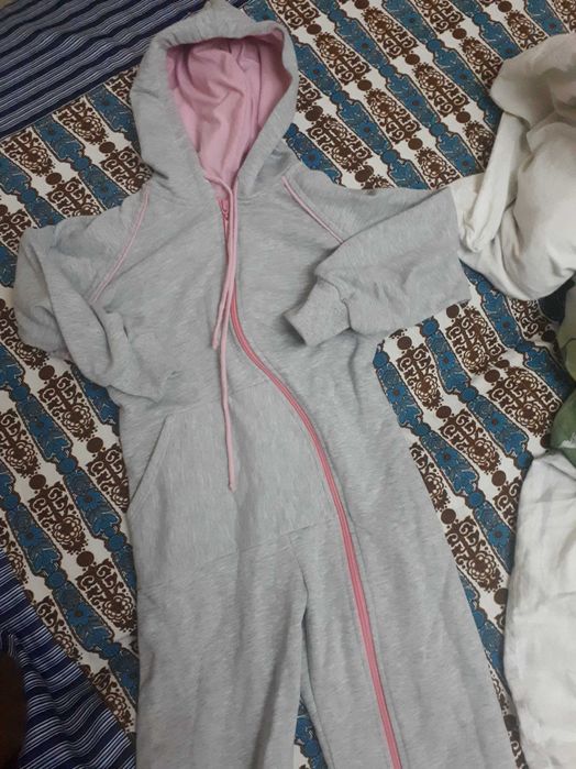 Продам платья и костюмчик