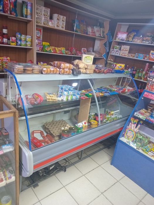 Продам витринный холодильник.