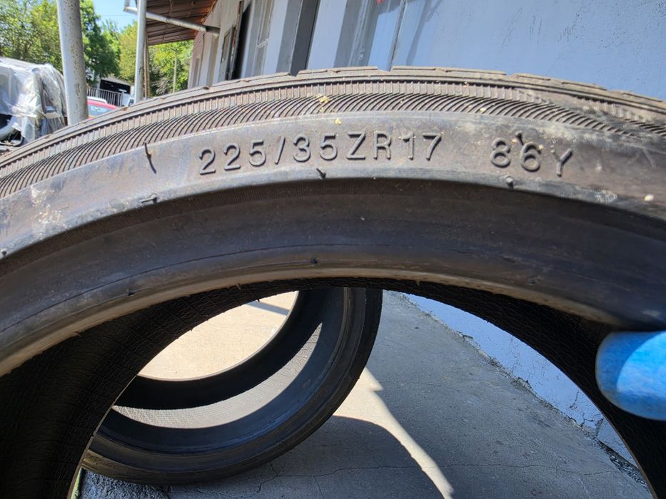 2 бр. летни гуми 225/35/17 Kumho 5,5-6 mm DOT 0417