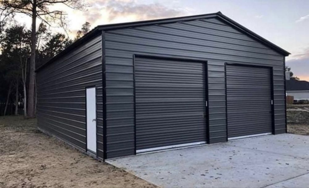 Vand garaj auto pe structura metalica ânvelit cu panouri sendviș