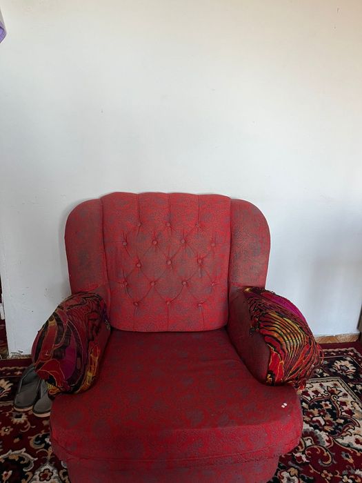 Продаю удобный, красный диван