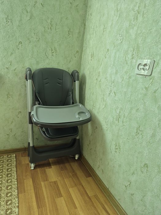 Детский столик для кормления на колесиках