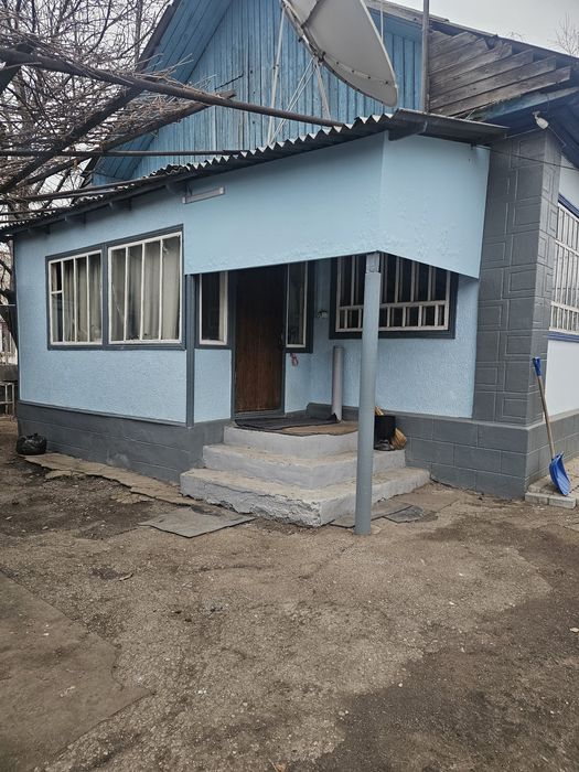 Продам отдельный дом, кирпичный. В городе