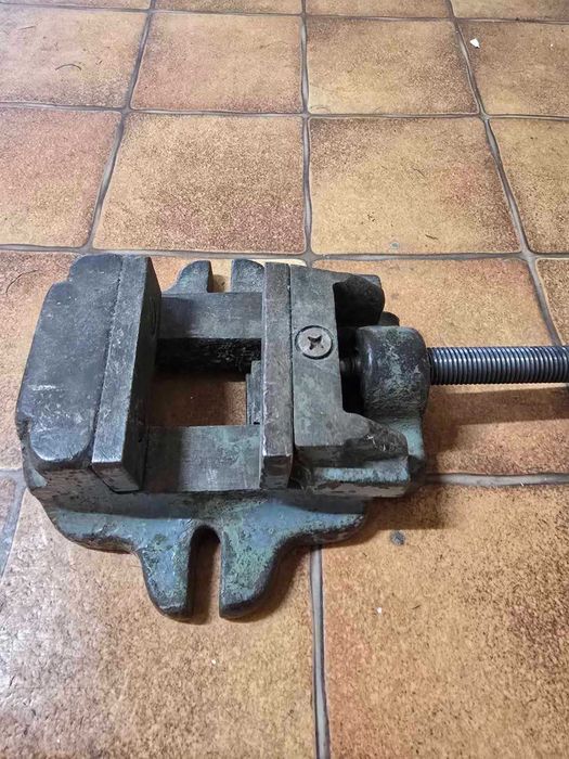 Старо шлосерско менгеме – масивно, чугунено