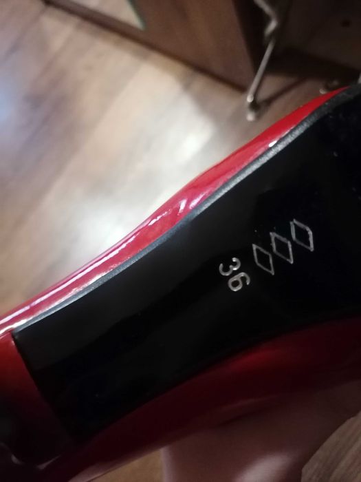 Нови червени токчета