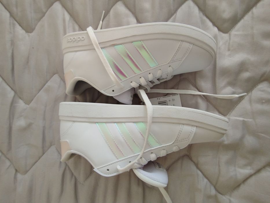 Дамски маратонки adidas, чисто нови.