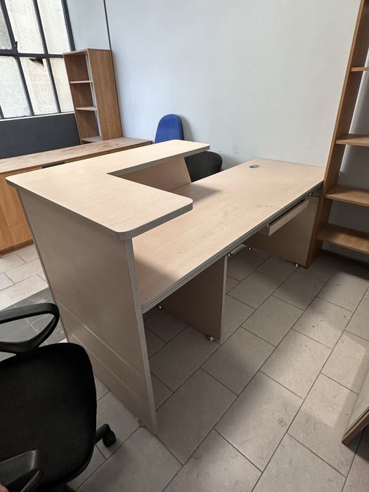 Продавам бюрото исползвано много малко.
