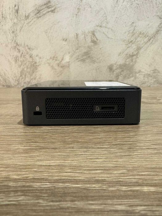 Mini PC Intel NUC 8 (NUC8i5BEK) | Generația 8 | 8GB RAM | 256GB SSD NVMe