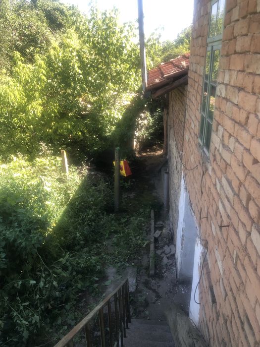 Къща с двор и геран