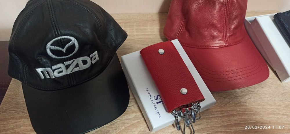 Спортни шапки от естествена агнешка кожа!Различни цветове!