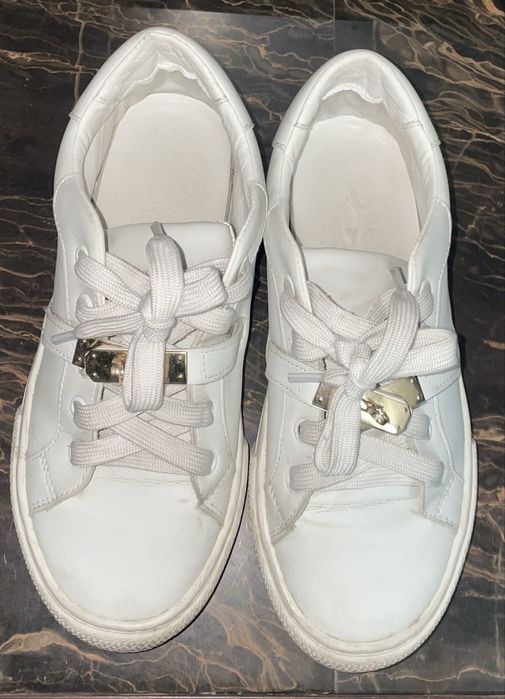 Продаются белые кроссовки женские