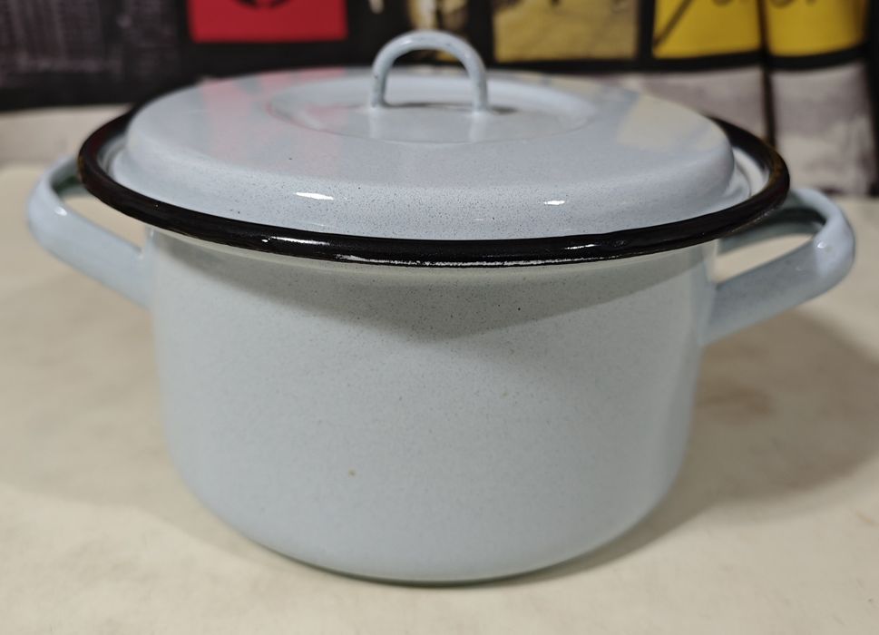 Продам кастрюлю 2,2 л