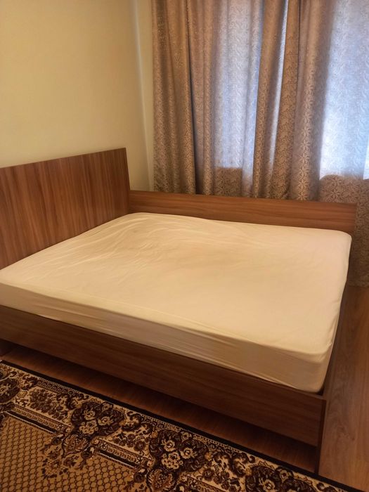 бесплатно! кровать без матраса. размер матраса 2м х 1,6м.