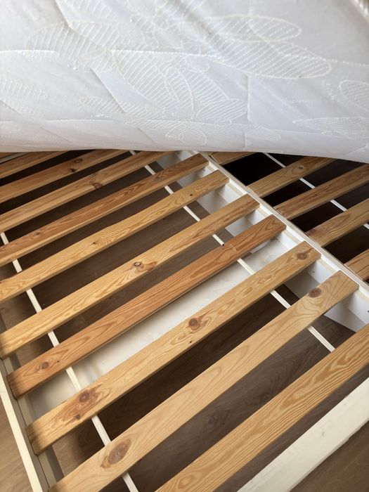 Кровать с матрсом и тумбочками