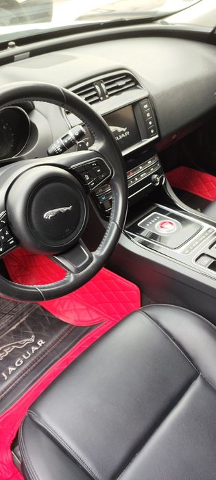 Продавам спортен автомобил Ягуар ХЕ