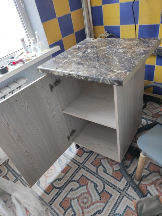 Тумбочка с тремя полочками