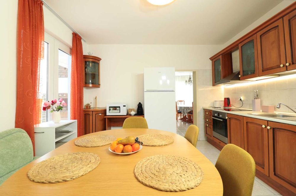 Дава се под наем Къща в Варна, м-т Св. Никола - 500 кв.м за 2992.17 € - Снимка #15