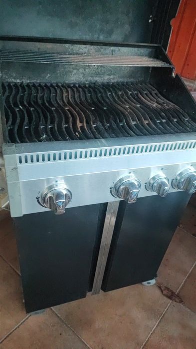 Gratar grill pe Gaz Napoleon Triumph in stare foarte buna