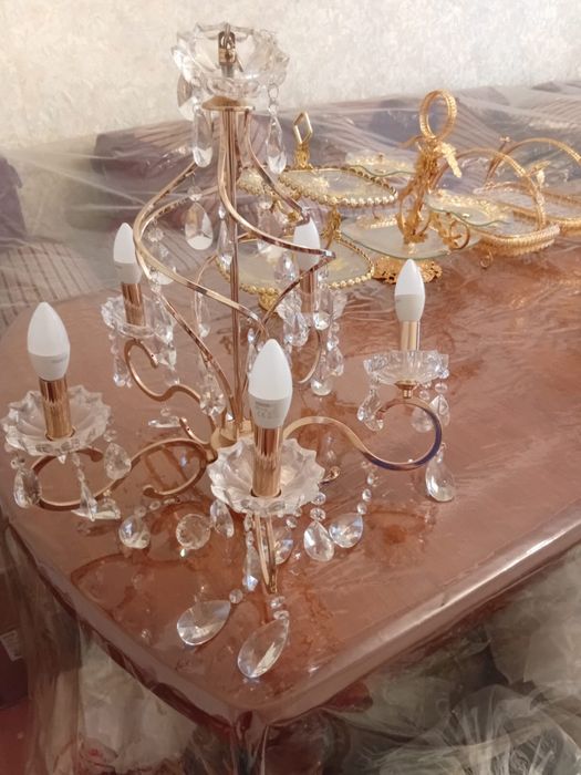Продаю люстры в квартире