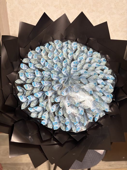 Денежные букеты и торт из денег