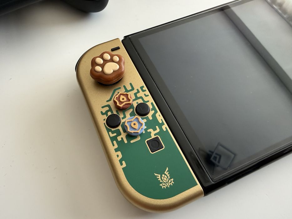Nintendo Switch OLED Zelda Edition + 2 игри + Zelda Pro Controller + Калъф