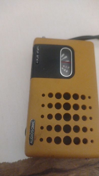 Vând radio portabil pe baterii
