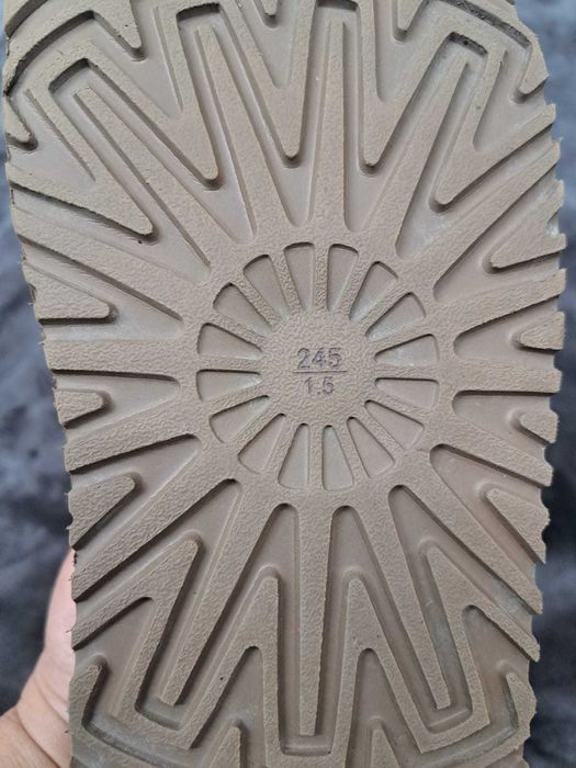 Продам уги женские, новые.