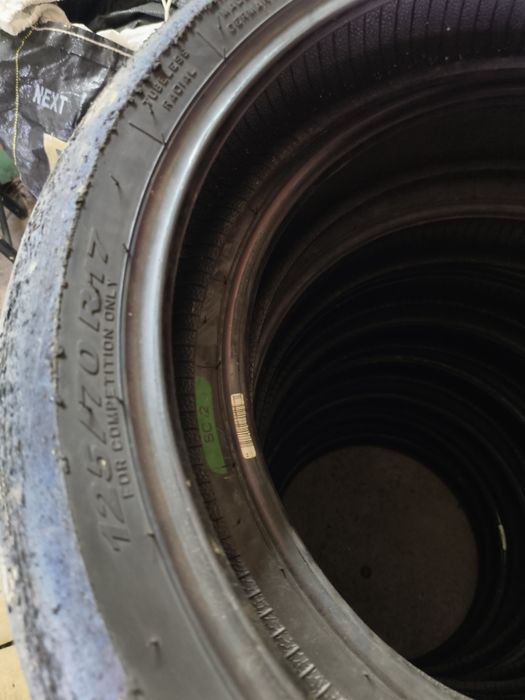 Предни сликове Pirelli и Dunlop