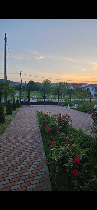 Închiriez casă în regim hotelier cu 3 camere si 3 bai.