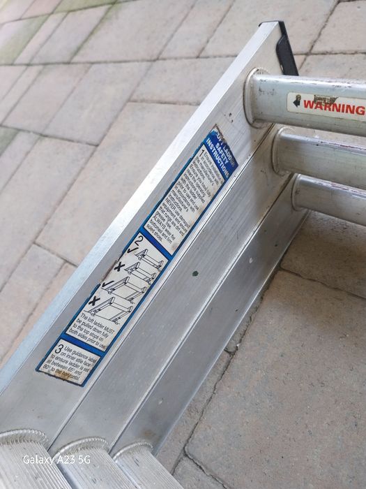 Scară pod / mansardă aluminiu profesională Werner (3 tronsoane x 5 trepte)Descriere: