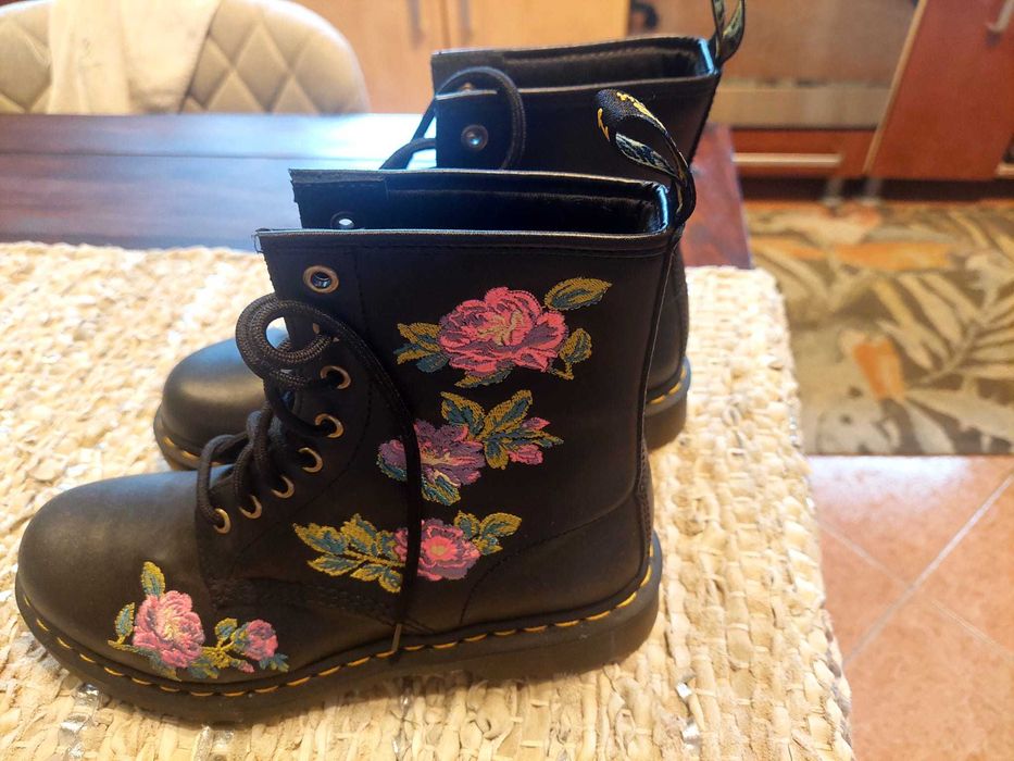 Bocanci Femei Dr.Martens Airwair-model flori brodate,  Noi