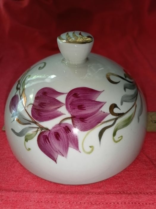 Кофейные чашки и  стакан с крышкой